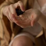 Jak dbać o cerę wrażliwą naturalnymi metodami: skuteczne podejście do pielęgnacji